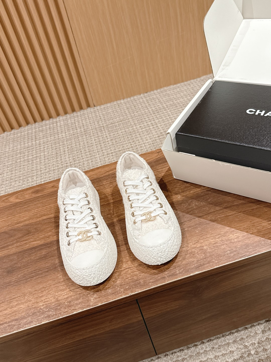 UA Ch**el SNEAKER