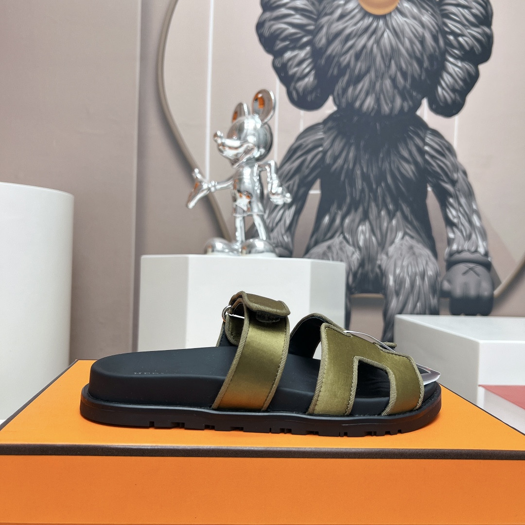 UA H**me5 Chypre sandal