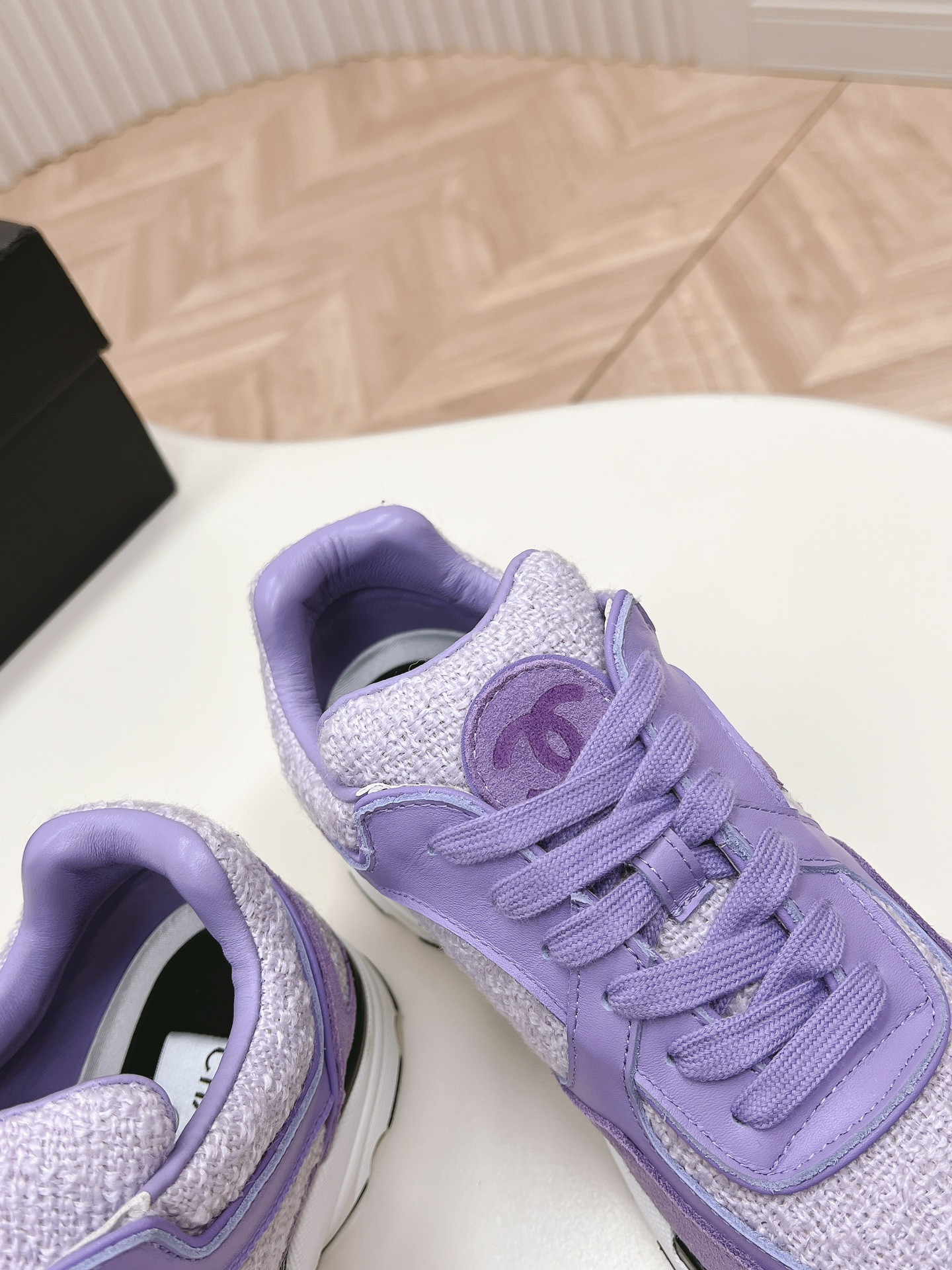 UA Ch**el SNEAKER