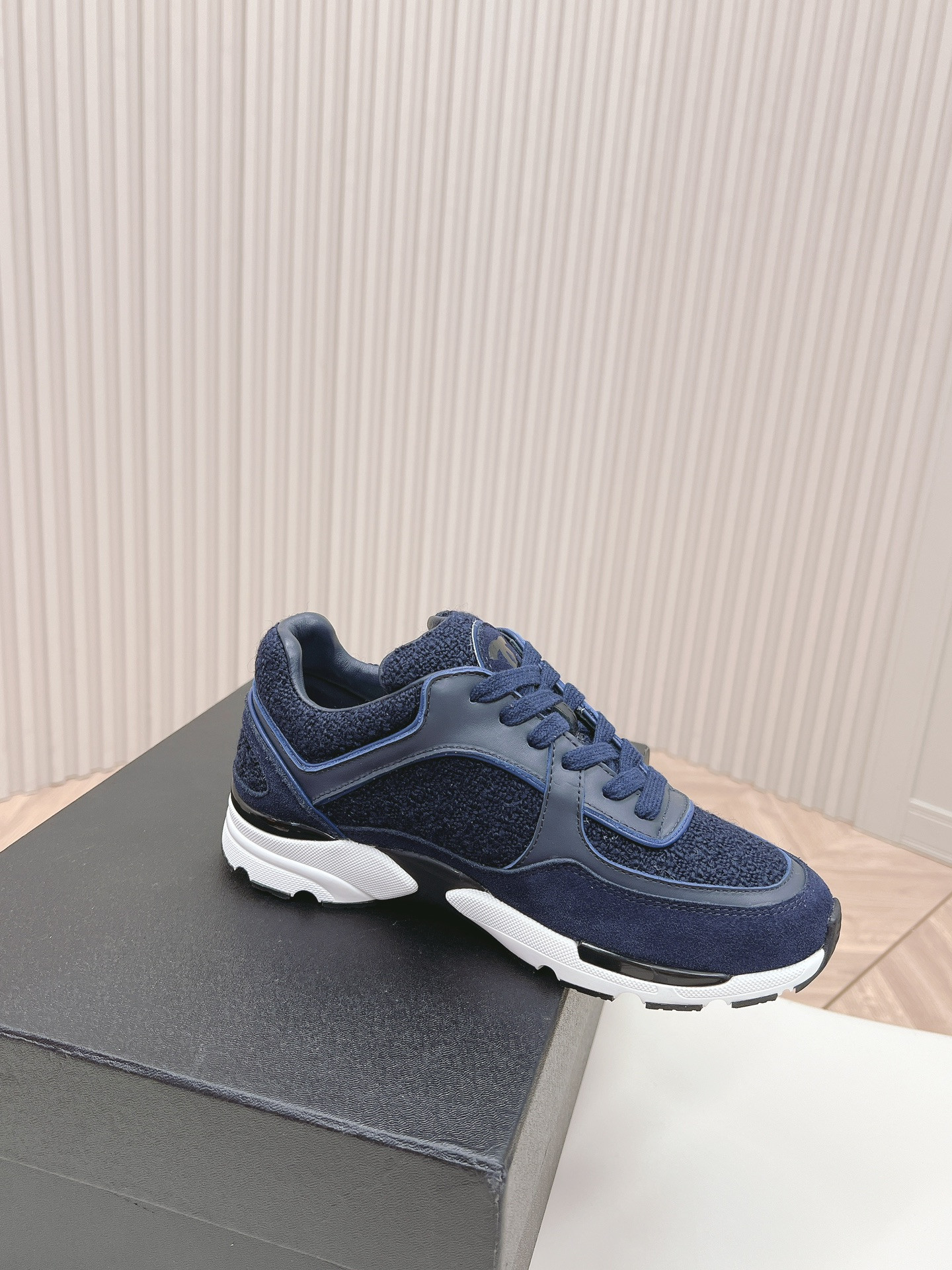 UA Ch**el SNEAKER