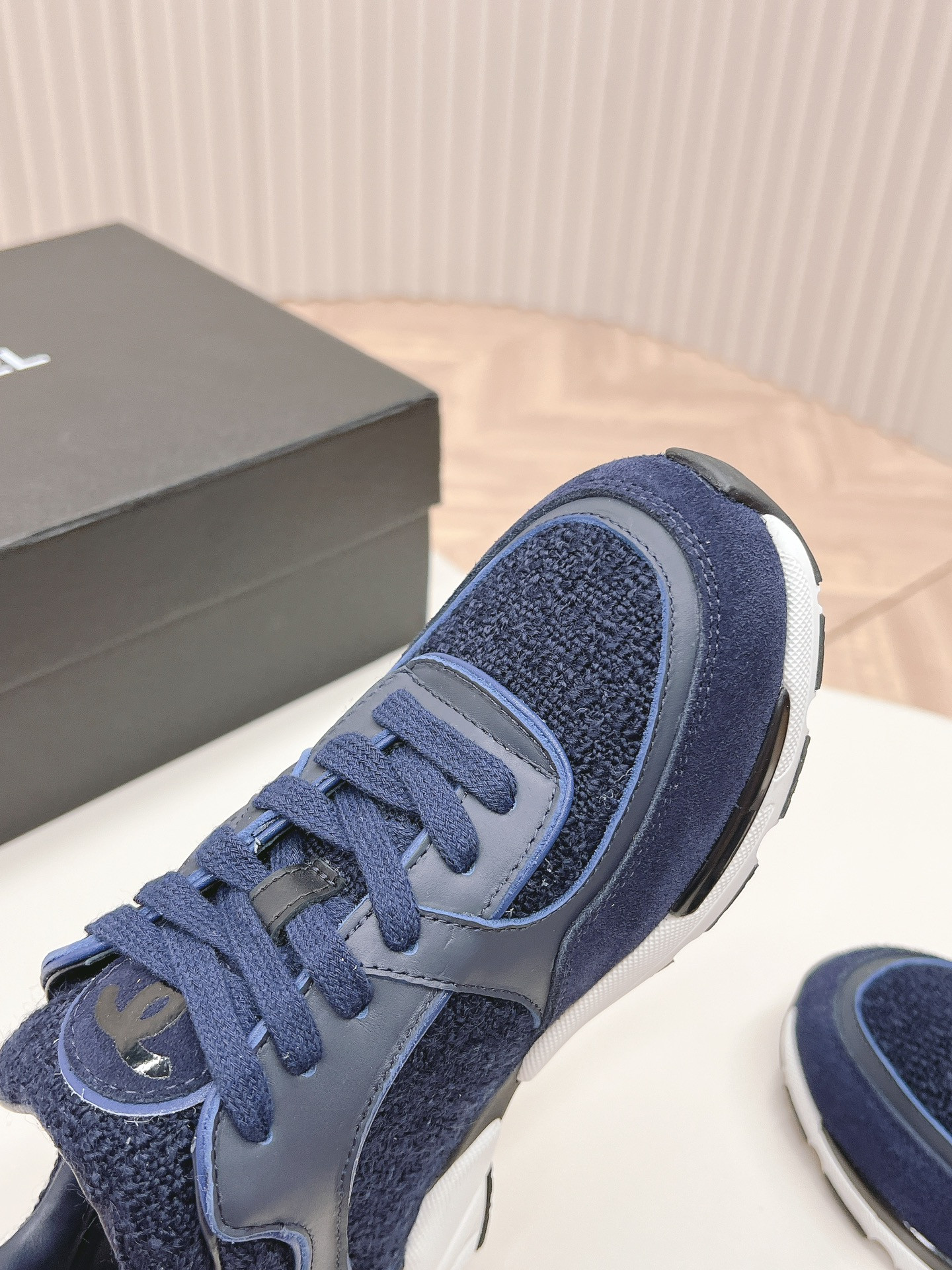 UA Ch**el SNEAKER