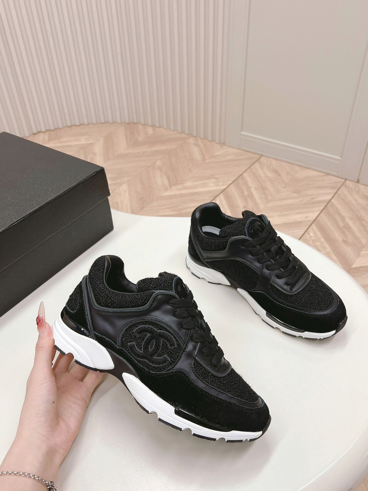 UA Ch**el SNEAKER
