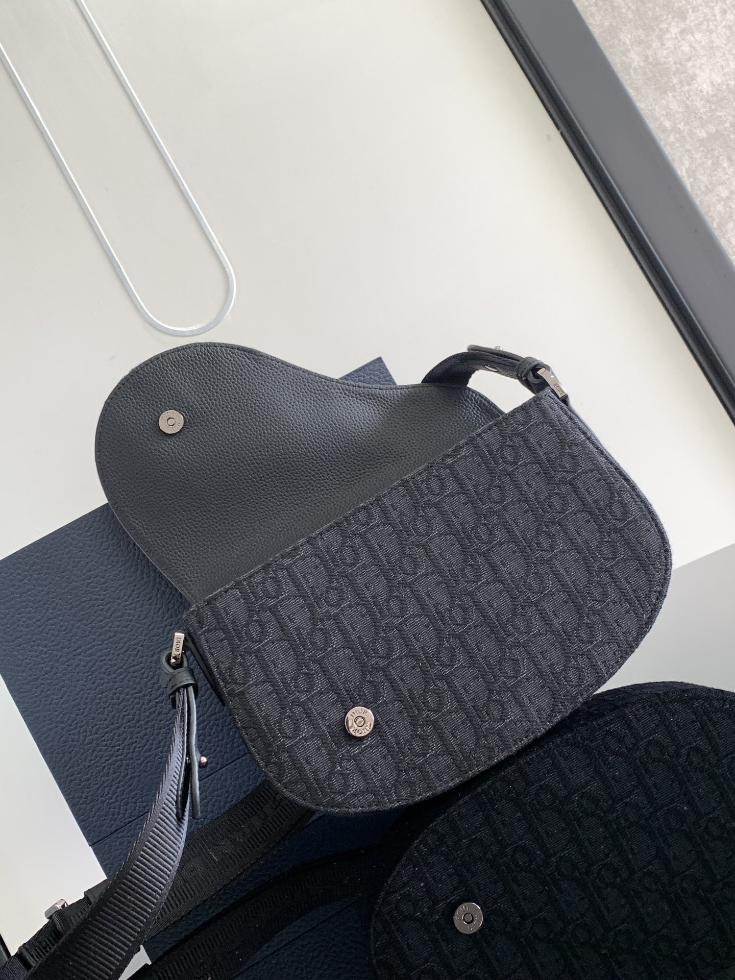 D10r Saddle Messenger Bag 24 x 16.5 x 5.5 cm