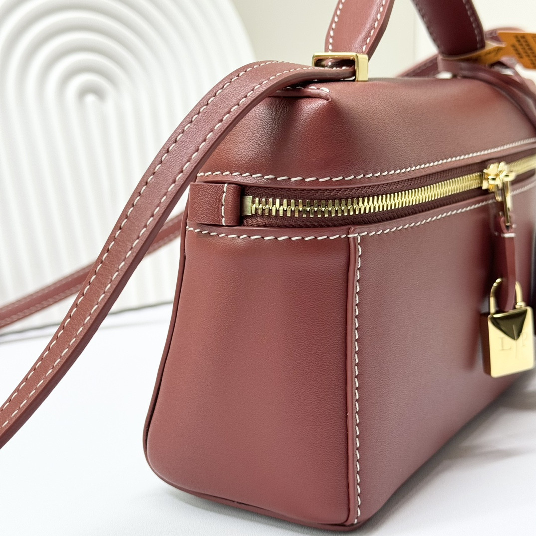 L0r0 P1ana Extra Pocket L19 Smooth Calfskin 11 x 19 x 6.5 cm