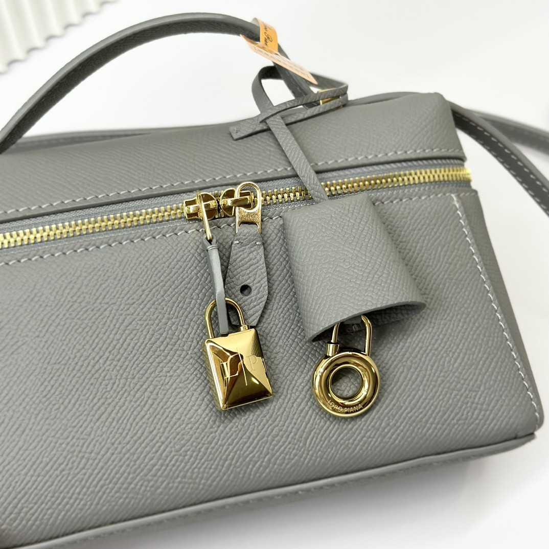 L0r0 P1ana Extra Pocket L19 Grained Calfskin 11 x 19 x 6.5 cm