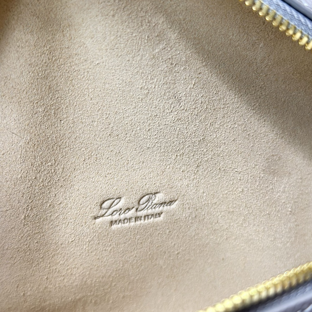 L0r0 P1ana Extra Pocket L19 Grained Calfskin 11 x 19 x 6.5 cm