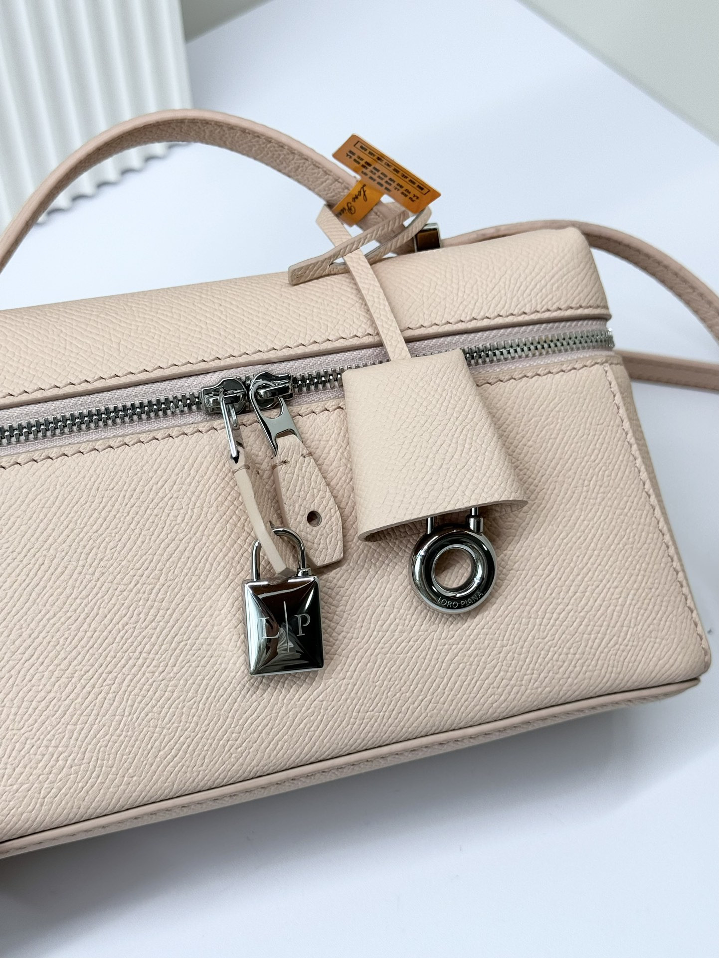 L0r0 P1ana Extra Pocket L19 Grained Calfskin 11 x 19 x 6.5 cm