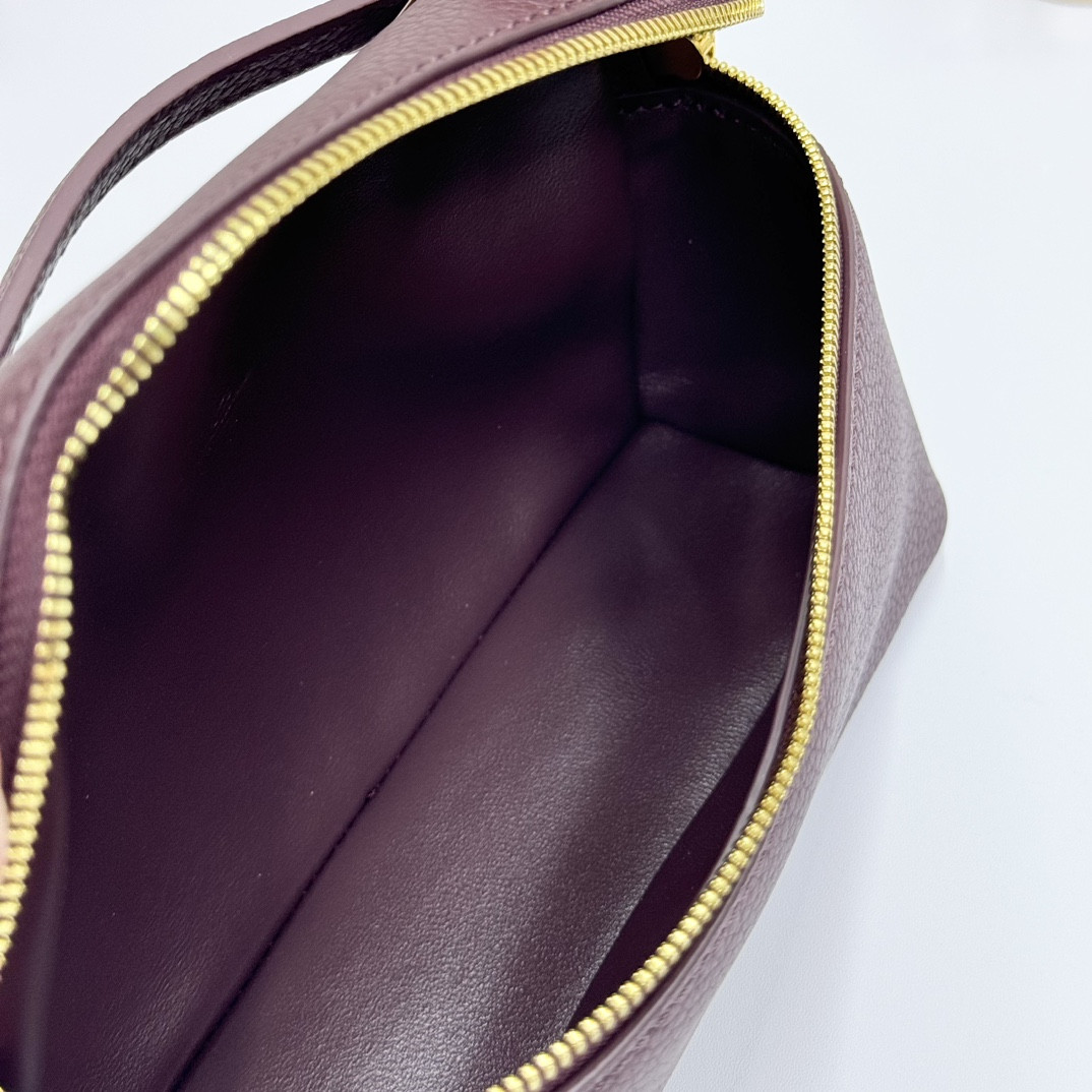 L0r0 P1ana Extra Pocket L19 Grained Calfskin 11 x 19 x 6.5 cm