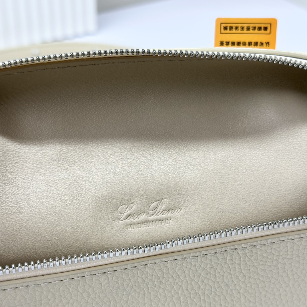 L0r0 P1ana Extra Pocket L19 Grained Calfskin 11 x 19 x 6.5 cm