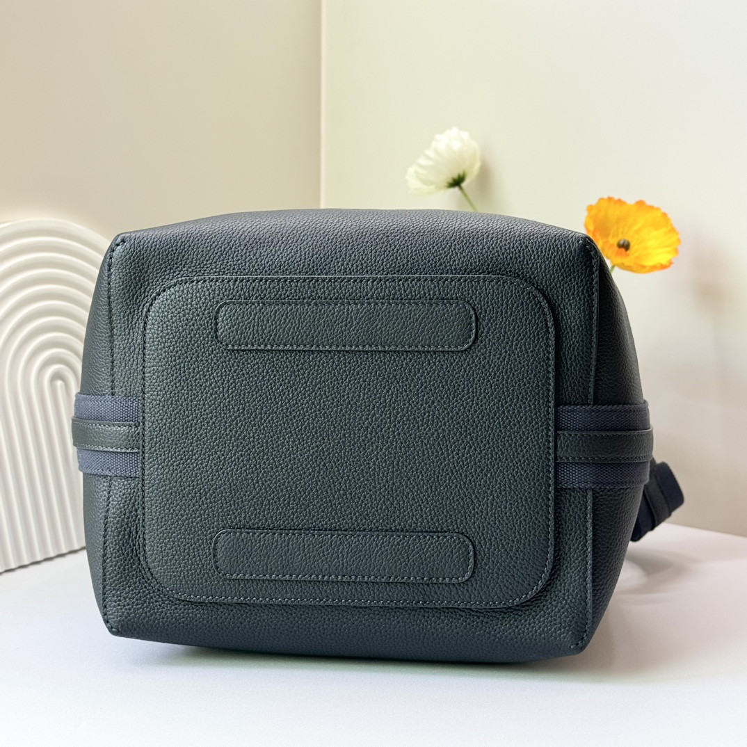 L0r0 P1ana Large Bale Bag Grained Calfskin 24 x 20 x 27 cm