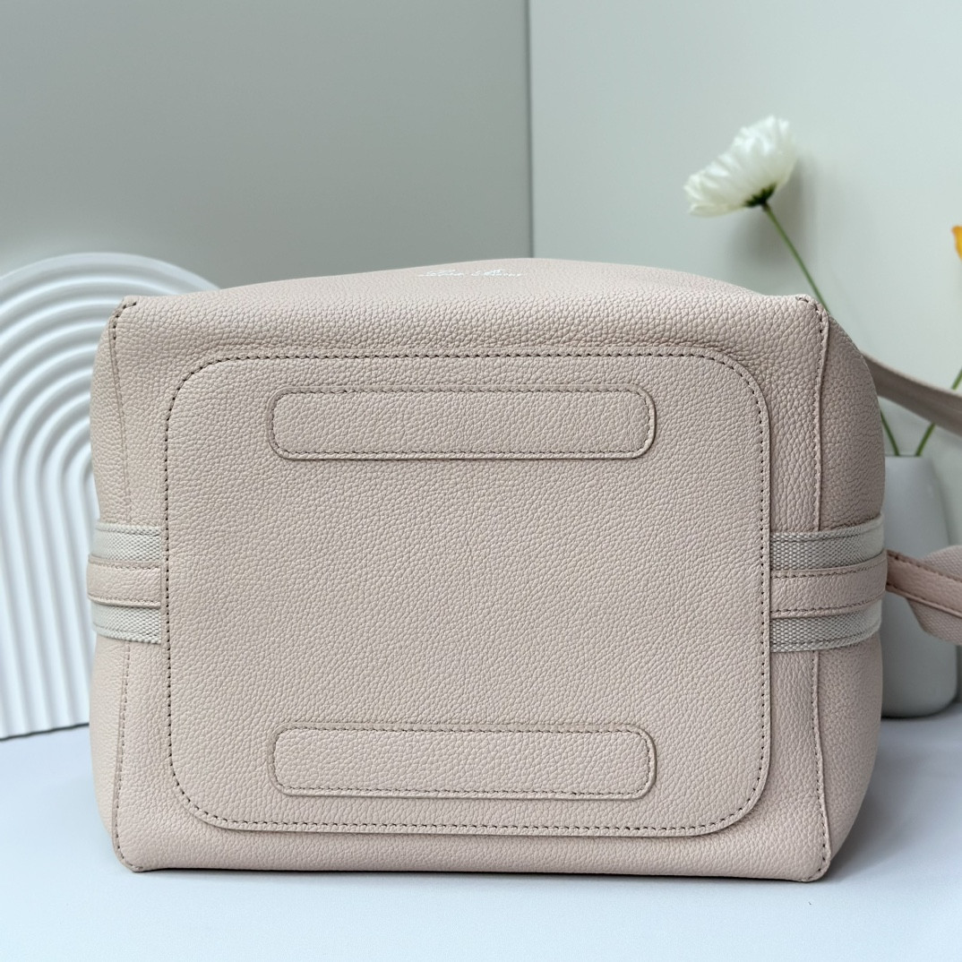 L0r0 P1ana Large Bale Bag Grained Calfskin 24 x 20 x 27 cm