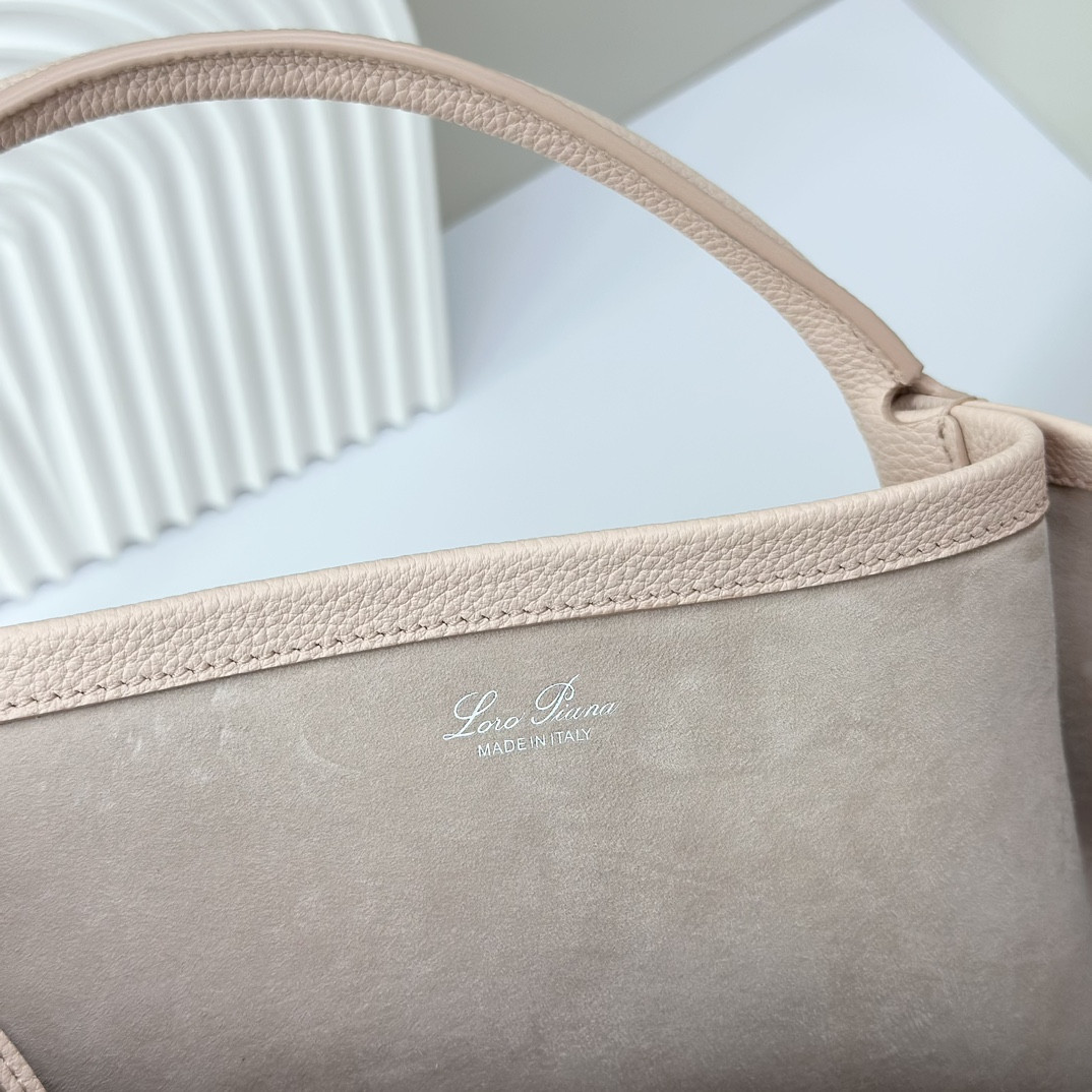 L0r0 P1ana Large Bale Bag Grained Calfskin 24 x 20 x 27 cm