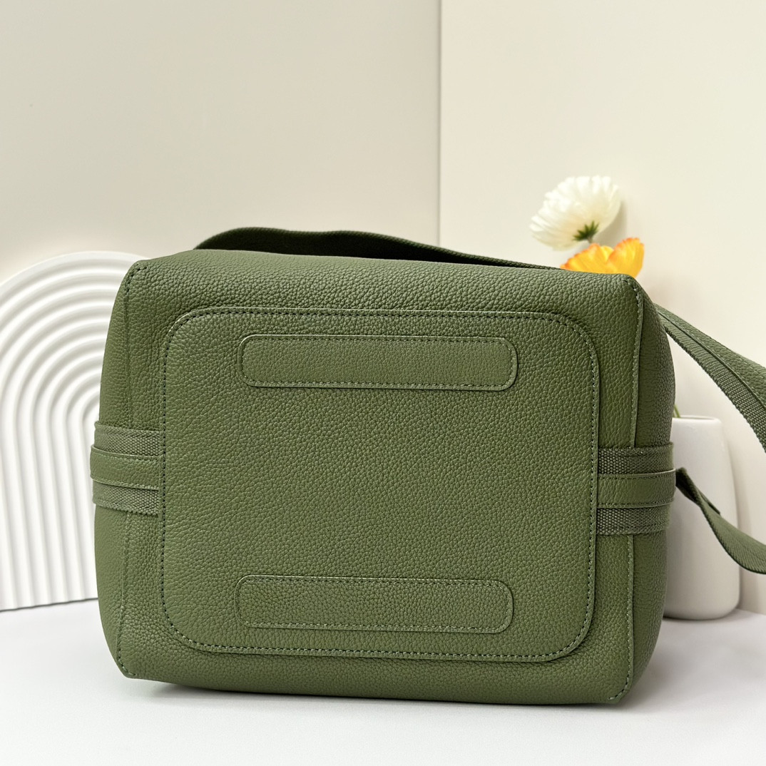 L0r0 P1ana Large Bale Bag Grained Calfskin 24 x 20 x 27 cm