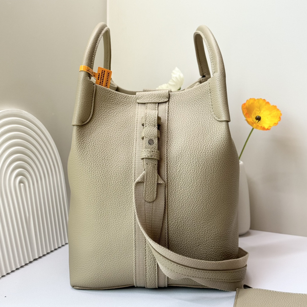 L0r0 P1ana Large Bale Bag Grained Calfskin 24 x 20 x 27 cm