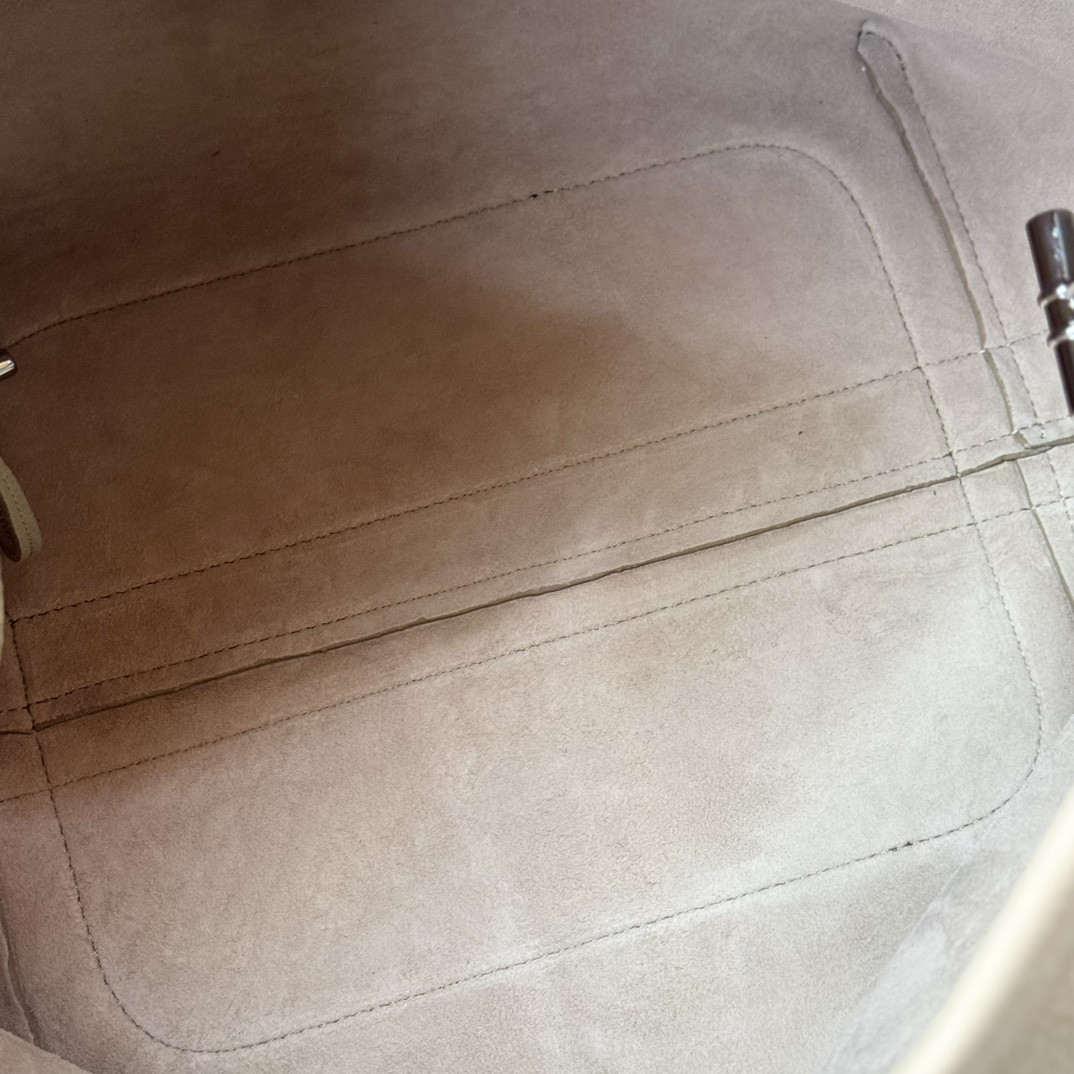L0r0 P1ana Large Bale Bag Grained Calfskin 24 x 20 x 27 cm