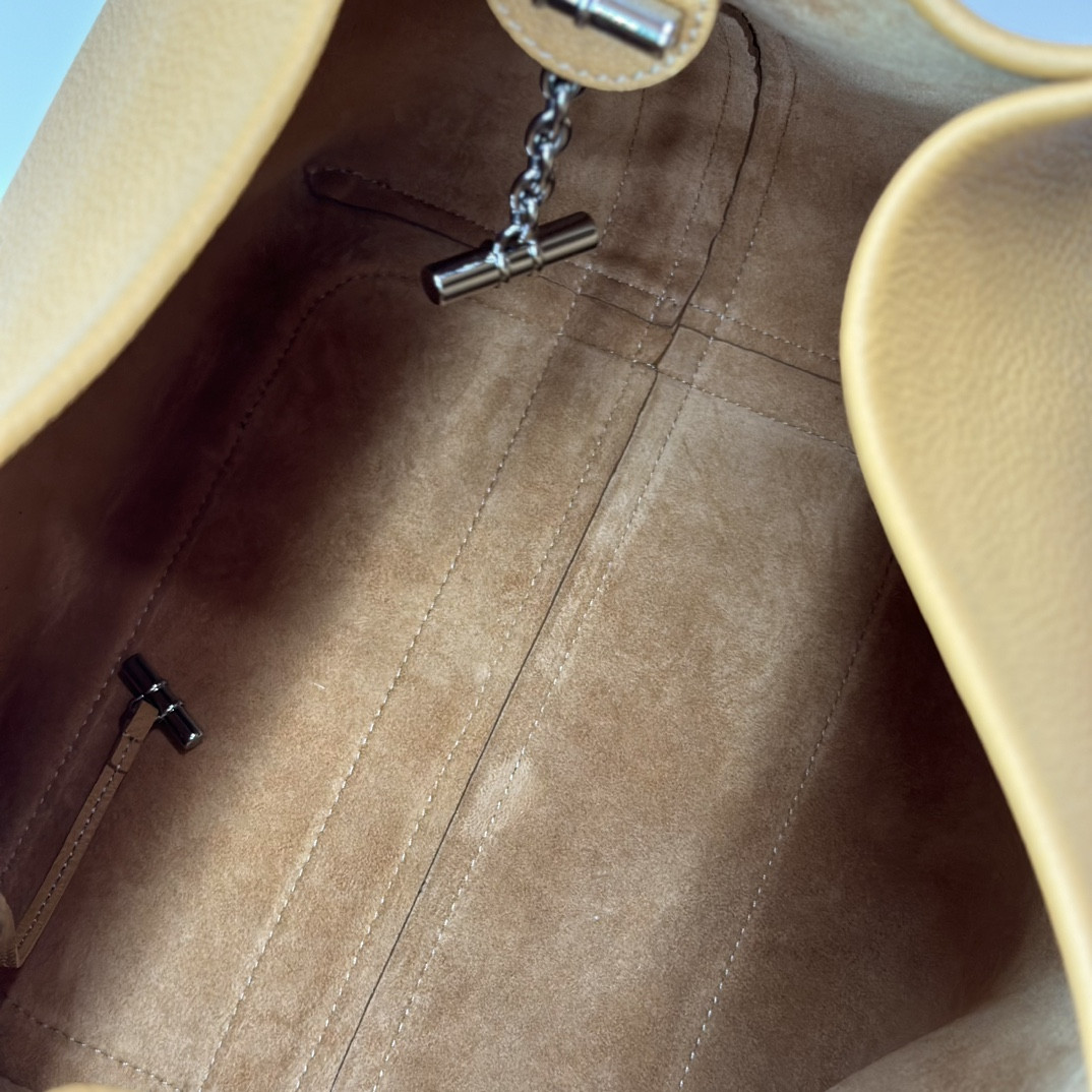L0r0 P1ana Large Bale Bag Grained Calfskin 24 x 20 x 27 cm