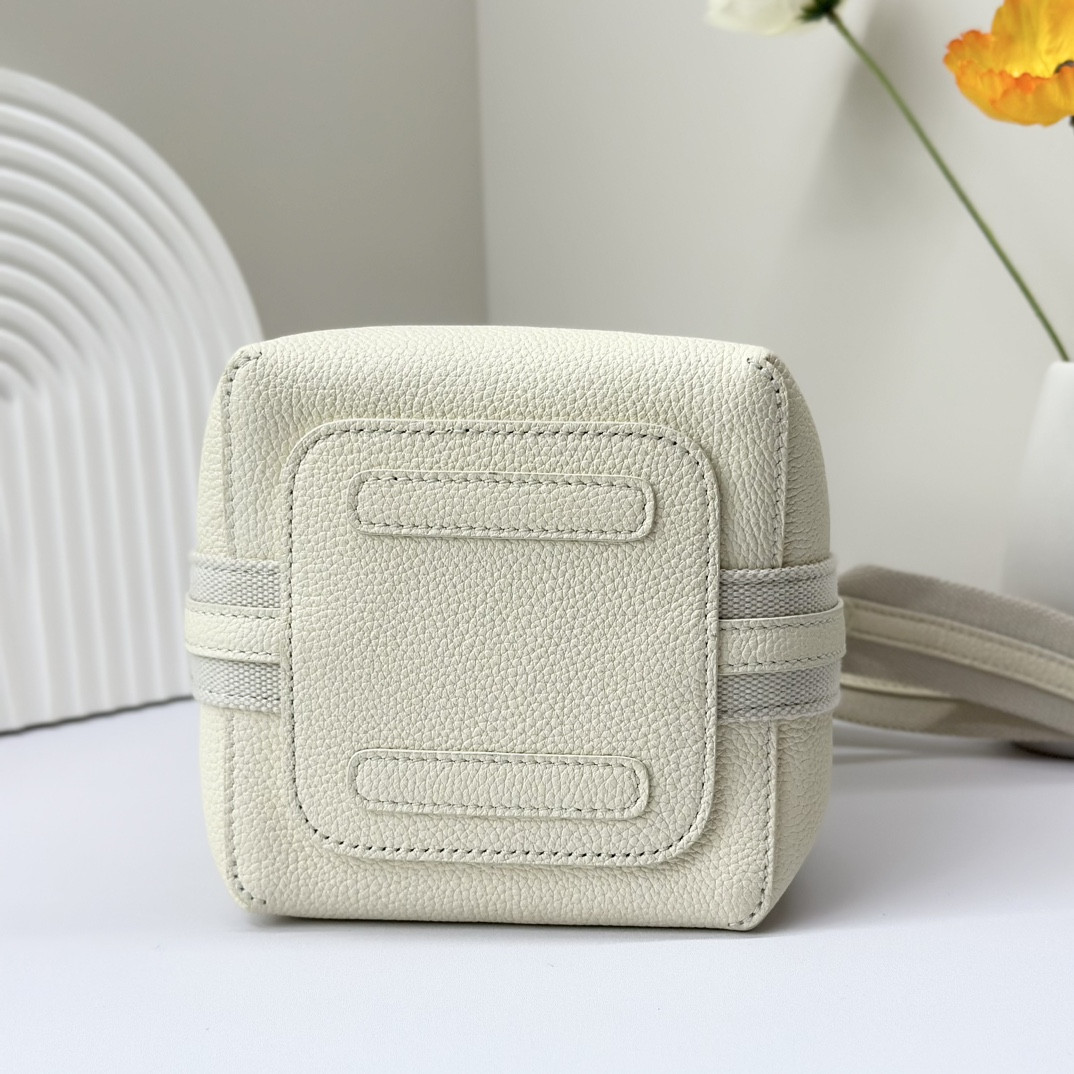 L0r0 P1ana Micro Bale bag Grained Calfskin 23 x 16 x 14 cm