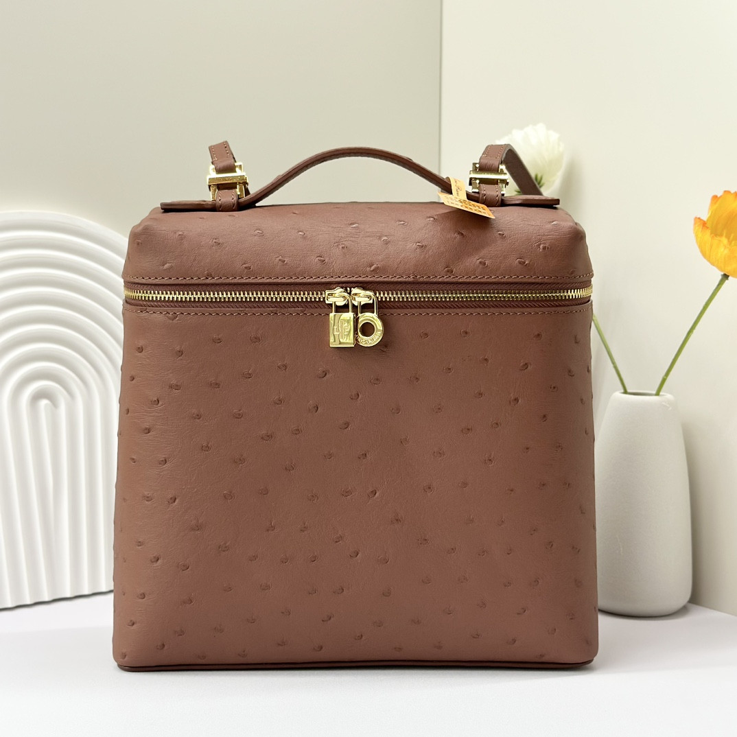 L0r0 P1ana Extra Pocket backpack L23.5 Ostrich-grained Leather 23 x 21 x 8 cm