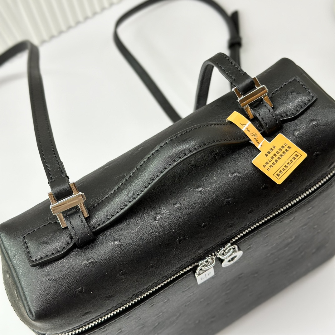L0r0 P1ana Extra Pocket backpack L23.5 Ostrich-grained Leather 23 x 21 x 8 cm
