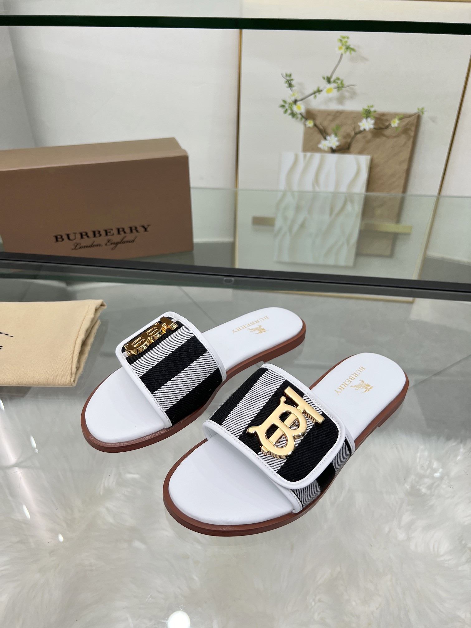 UA Bv*b*rry Slides
