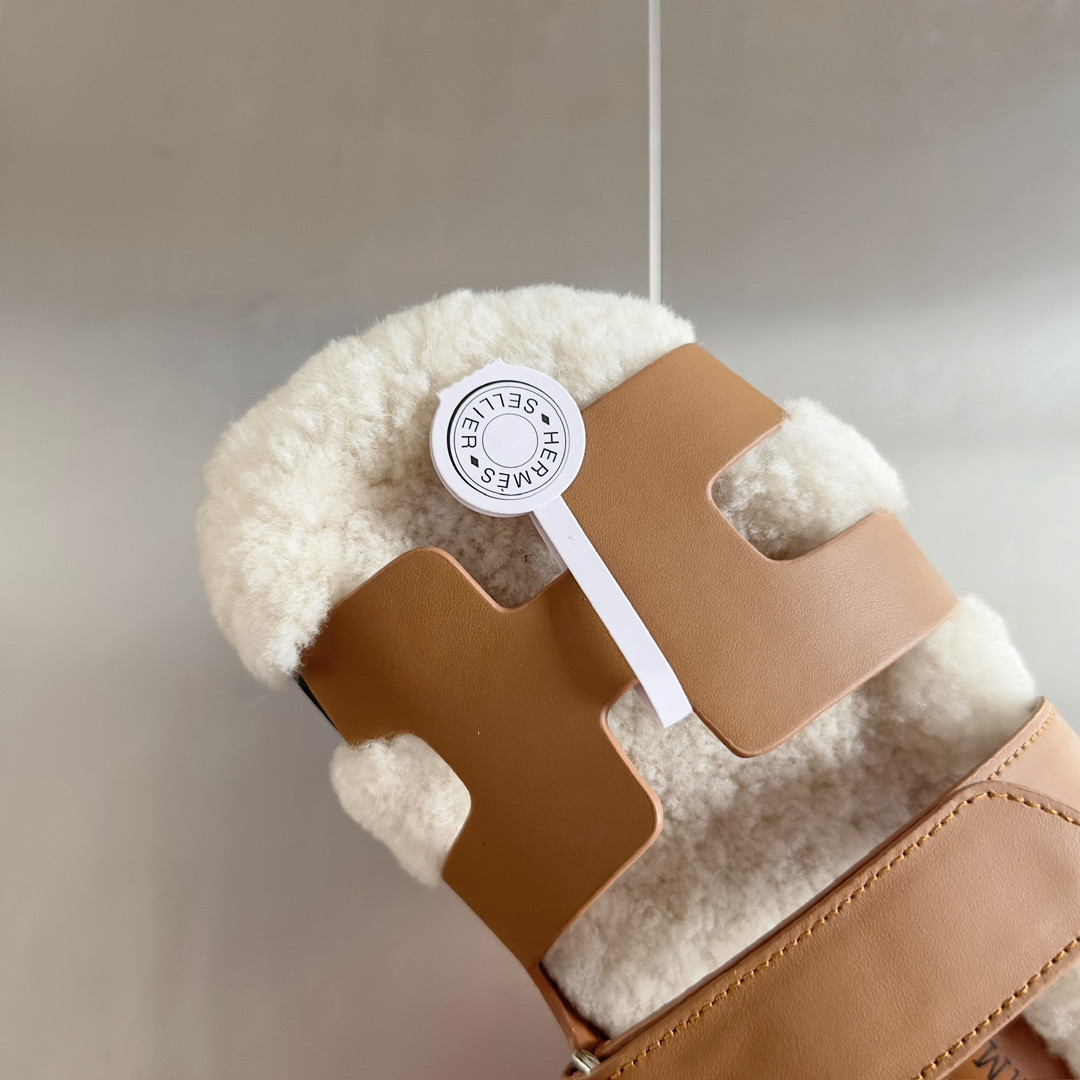 UA H**me5 Chypre sandal