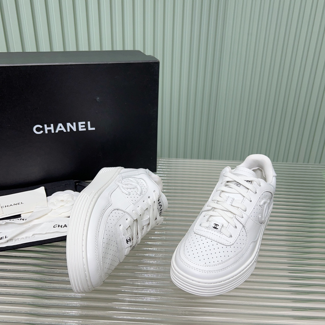 UA Ch**el SNEAKER