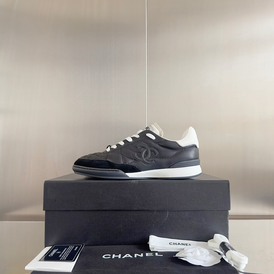 UA Ch**el SNEAKER