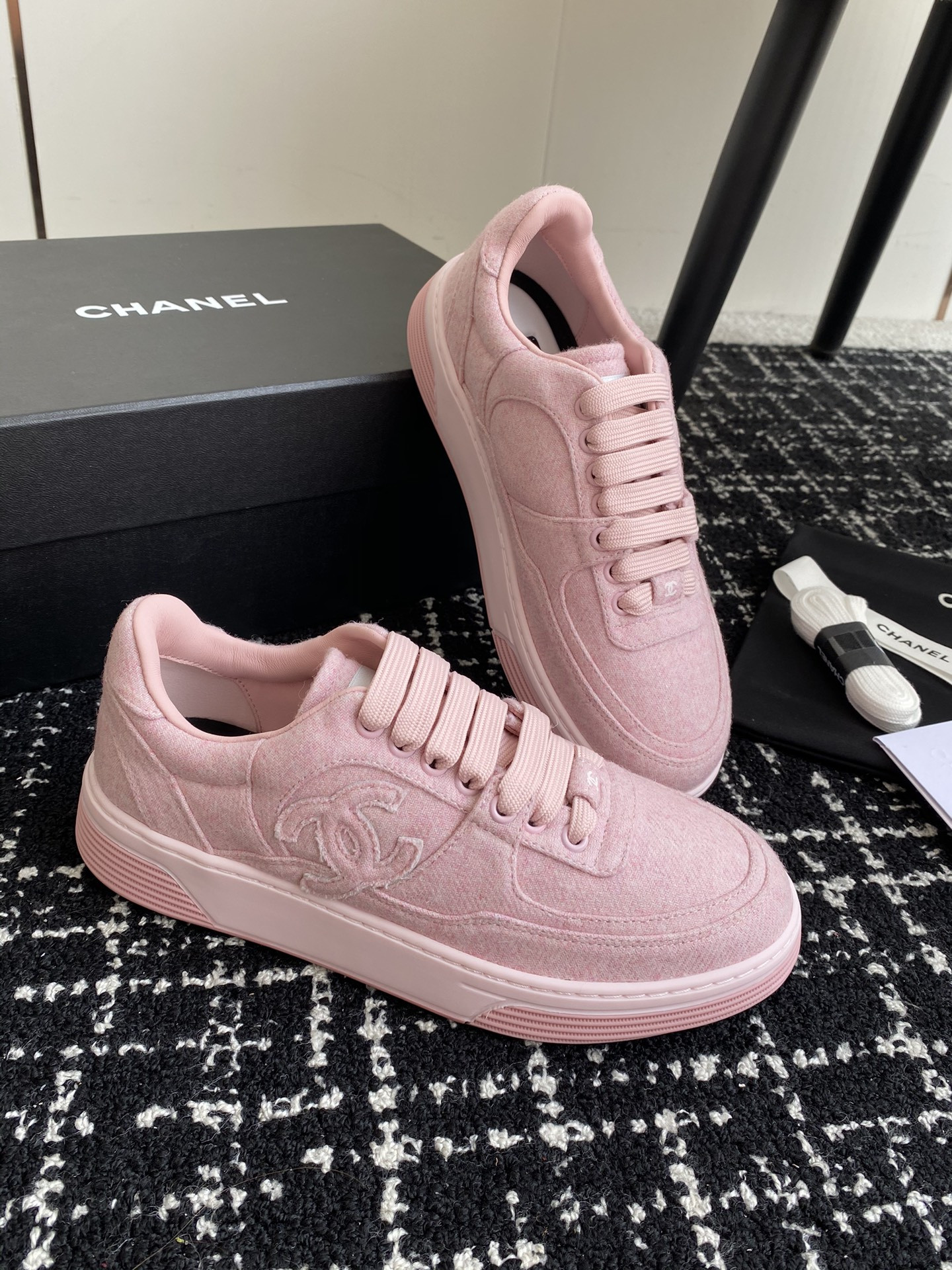 UA Ch**el SNEAKER