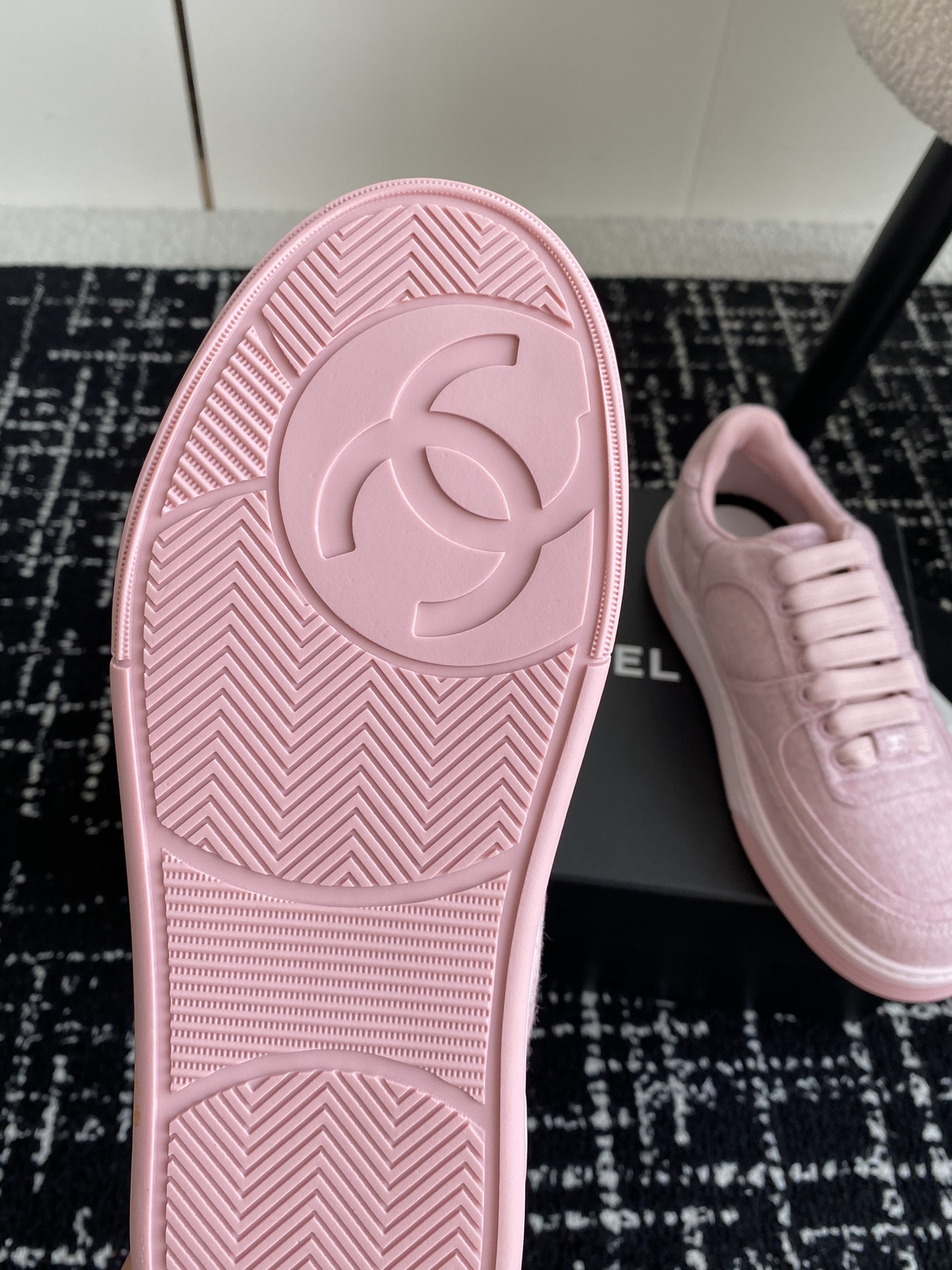 UA Ch**el SNEAKER