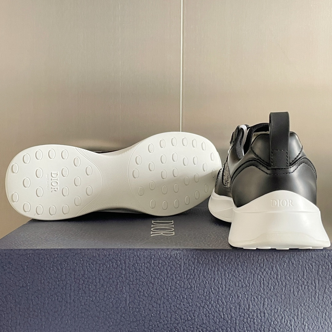 UA D10r B25 Runner Sneaker