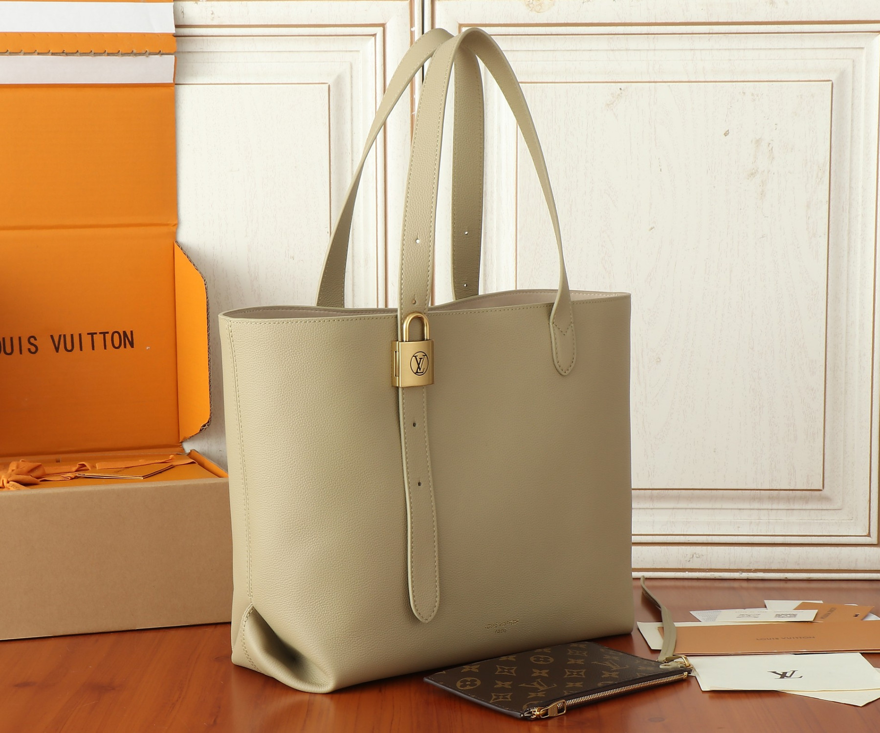 LV Low Key Cabas MM M25343 47x30x14cm