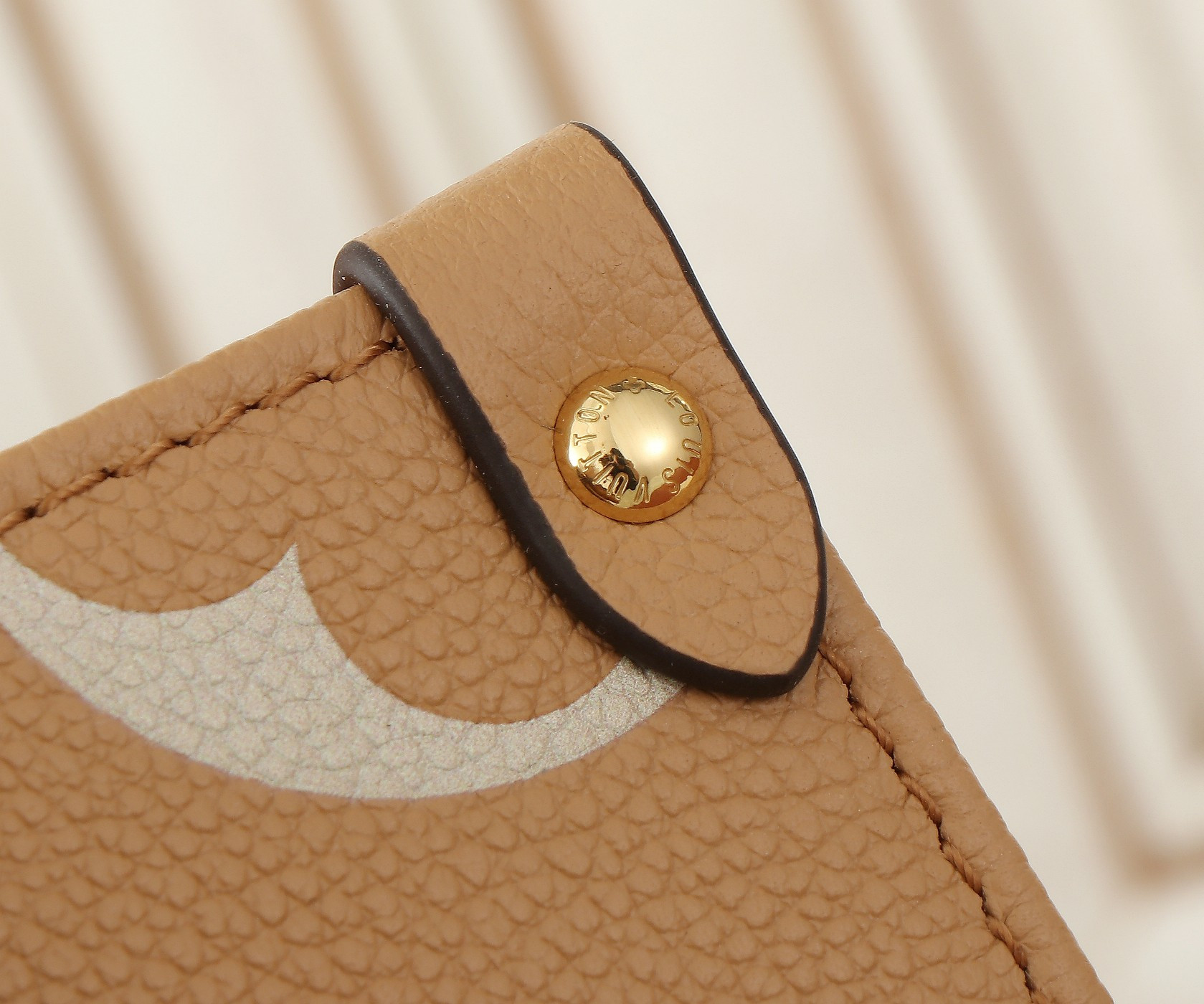 LV OnTheGo PM M12513  24.9 x 19.1 x 11.4 cm