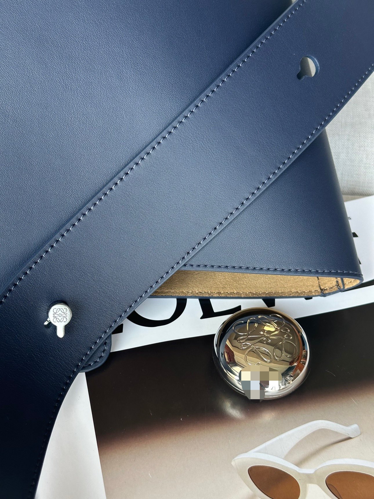 L0ew* Medium Pebble bucket in mellow calfskin 24.5x23.5x28cm