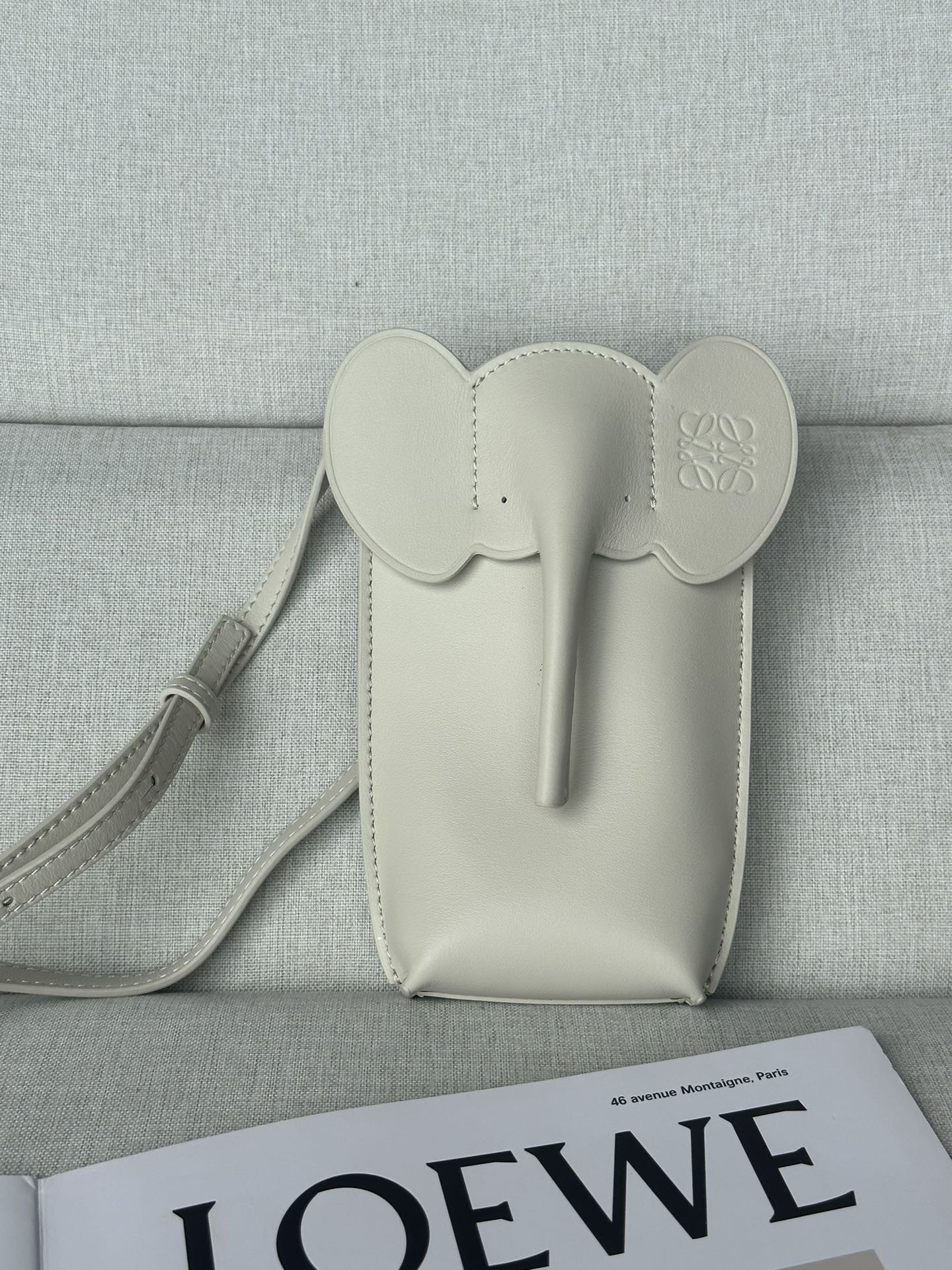 L0ew* Elephant Pocket in classic calfskin 18x8x4cm
