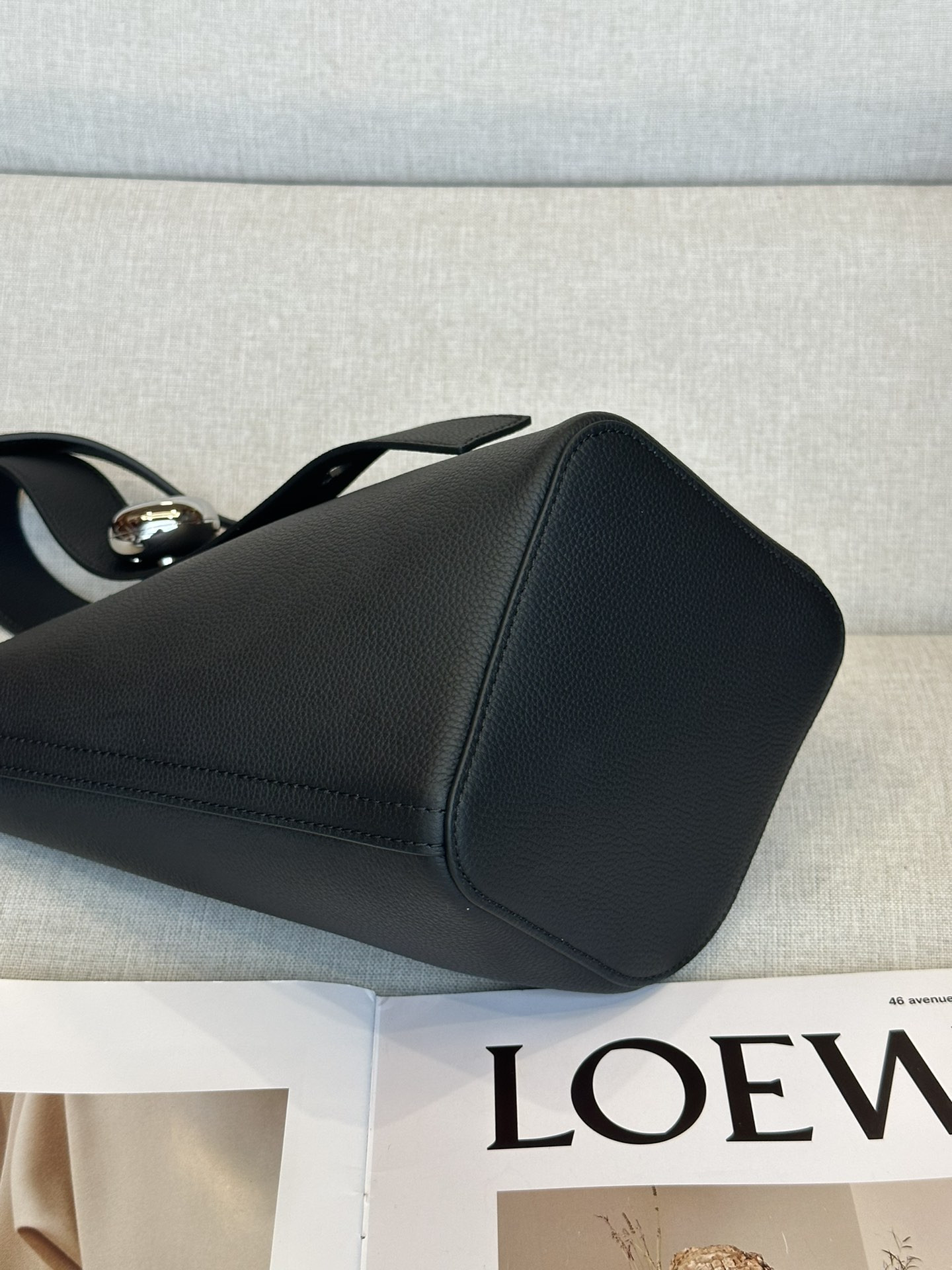L0ew* Mini Pebble bucket in mellow calfskin 19.5x16x16cm