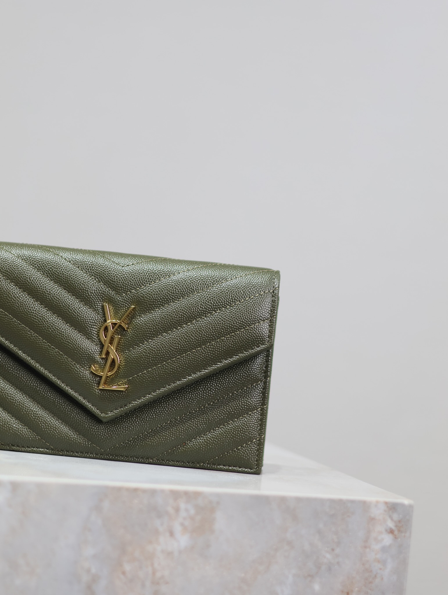 Y51 Cassandra WOC envelope chain wallet in grained poudre leather 19 x 12.5 x 3.5 cm
