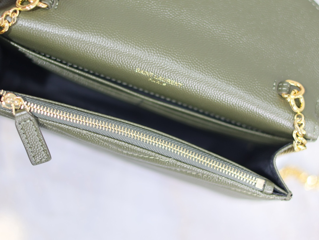 Y51 Cassandra WOC envelope chain wallet in grained poudre leather 19 x 12.5 x 3.5 cm