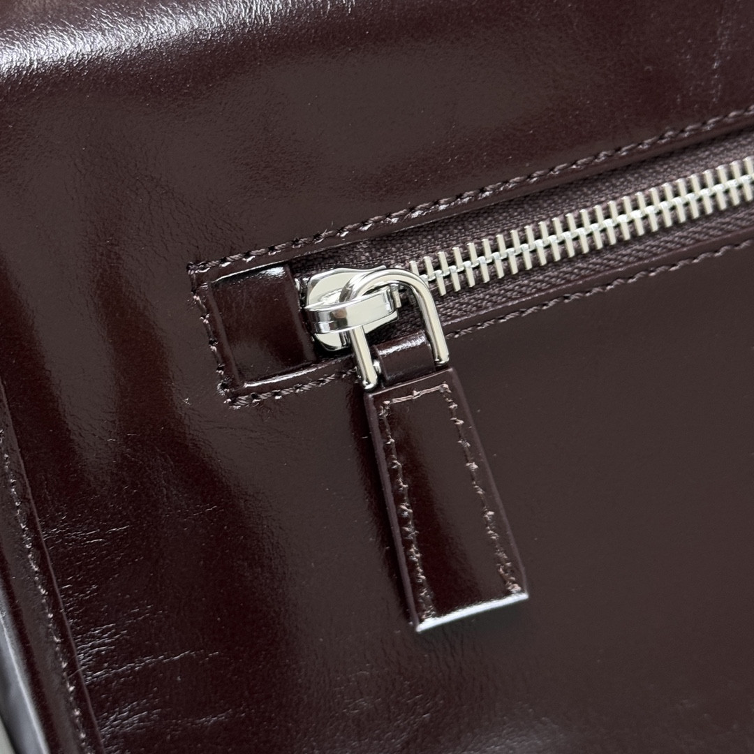 Pra*a Leather shoulder bag 30x20x11cm