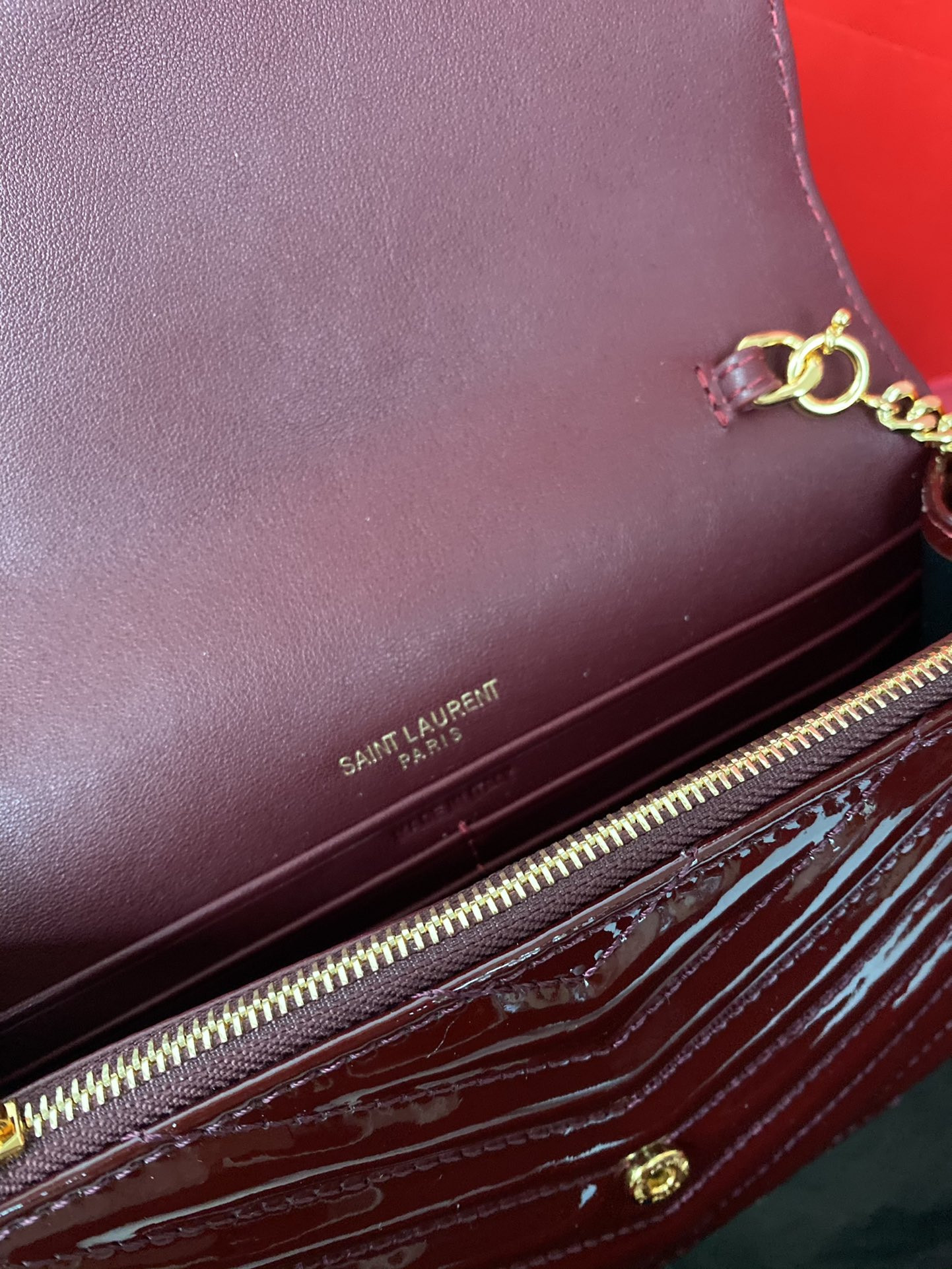 Y51 WOC CASSANDRE envelope chain wallet in patent leather 19x12.5x3.5cm