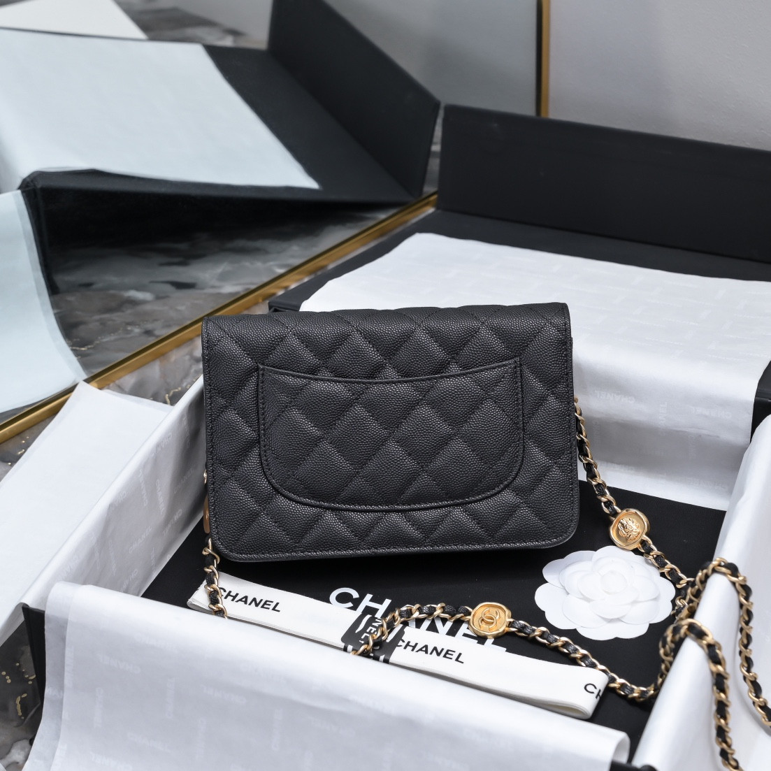 Ch**el WOC CLASSIC WALLET ON CHAIN 19cm