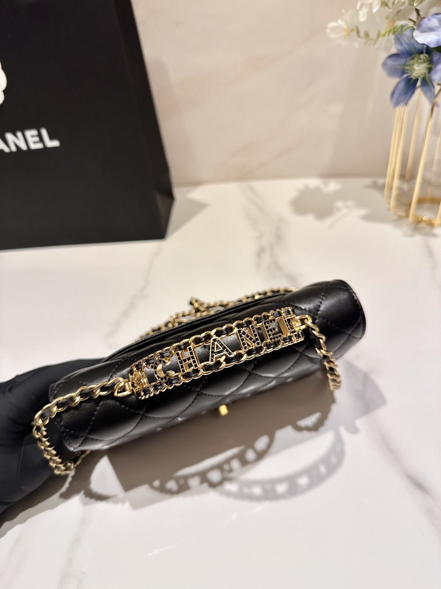 Ch**el WOC CLASSIC WALLET ON CHAIN 19cm