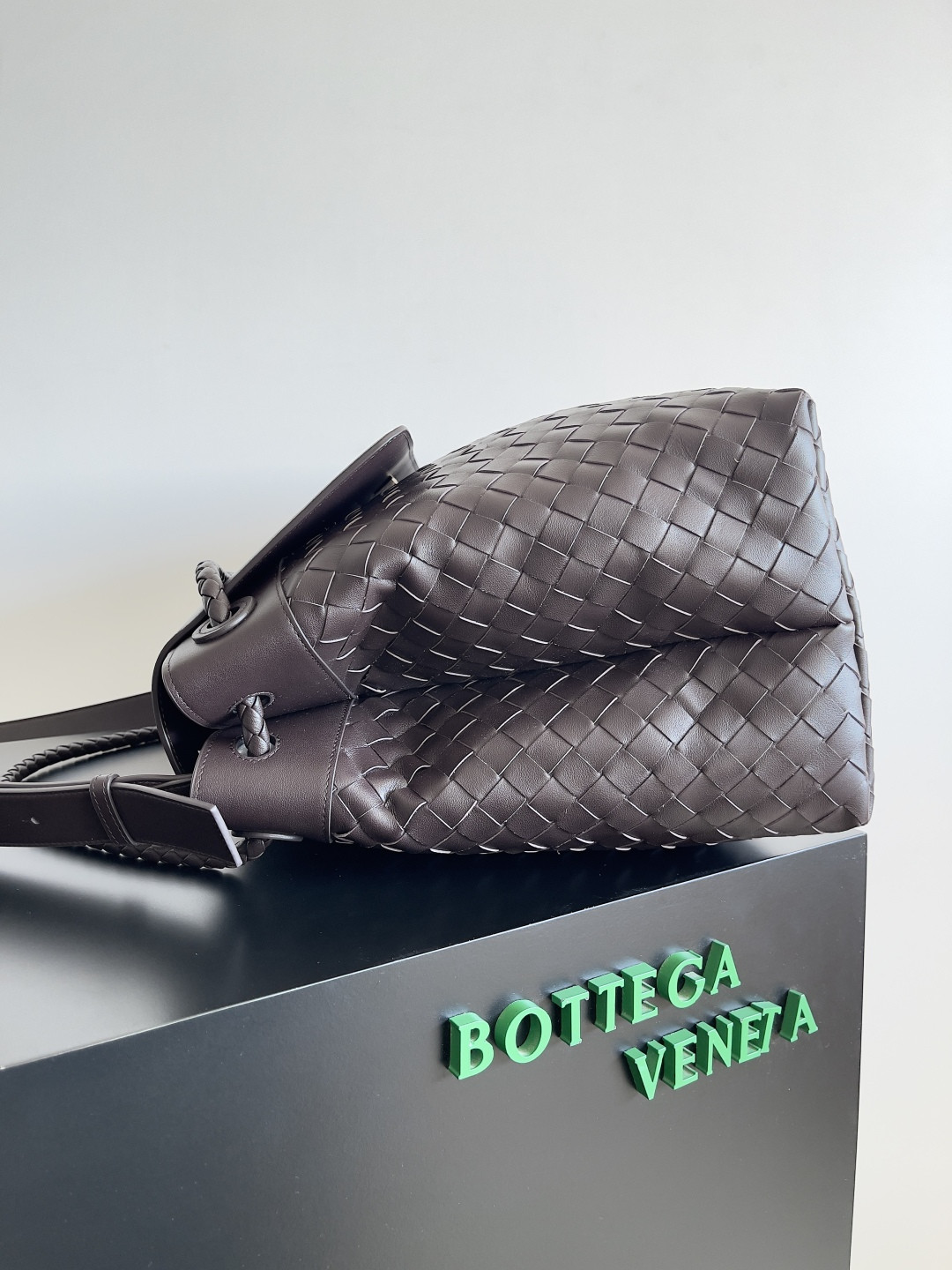 B0tt*ga Ven*ta Large Andiamo Messenger 43x32x20cm