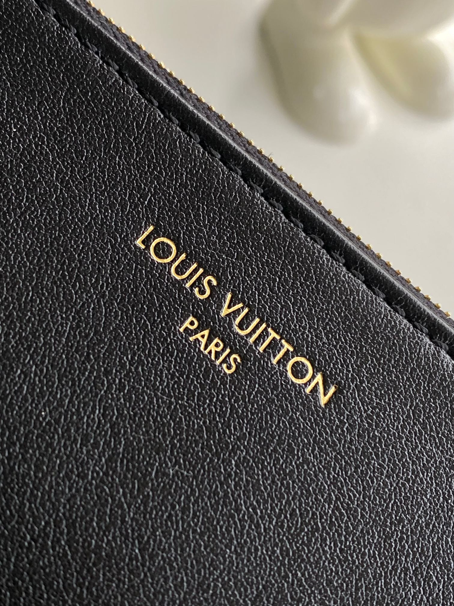 LV Coussin Hobo M12068 38x33x10CM