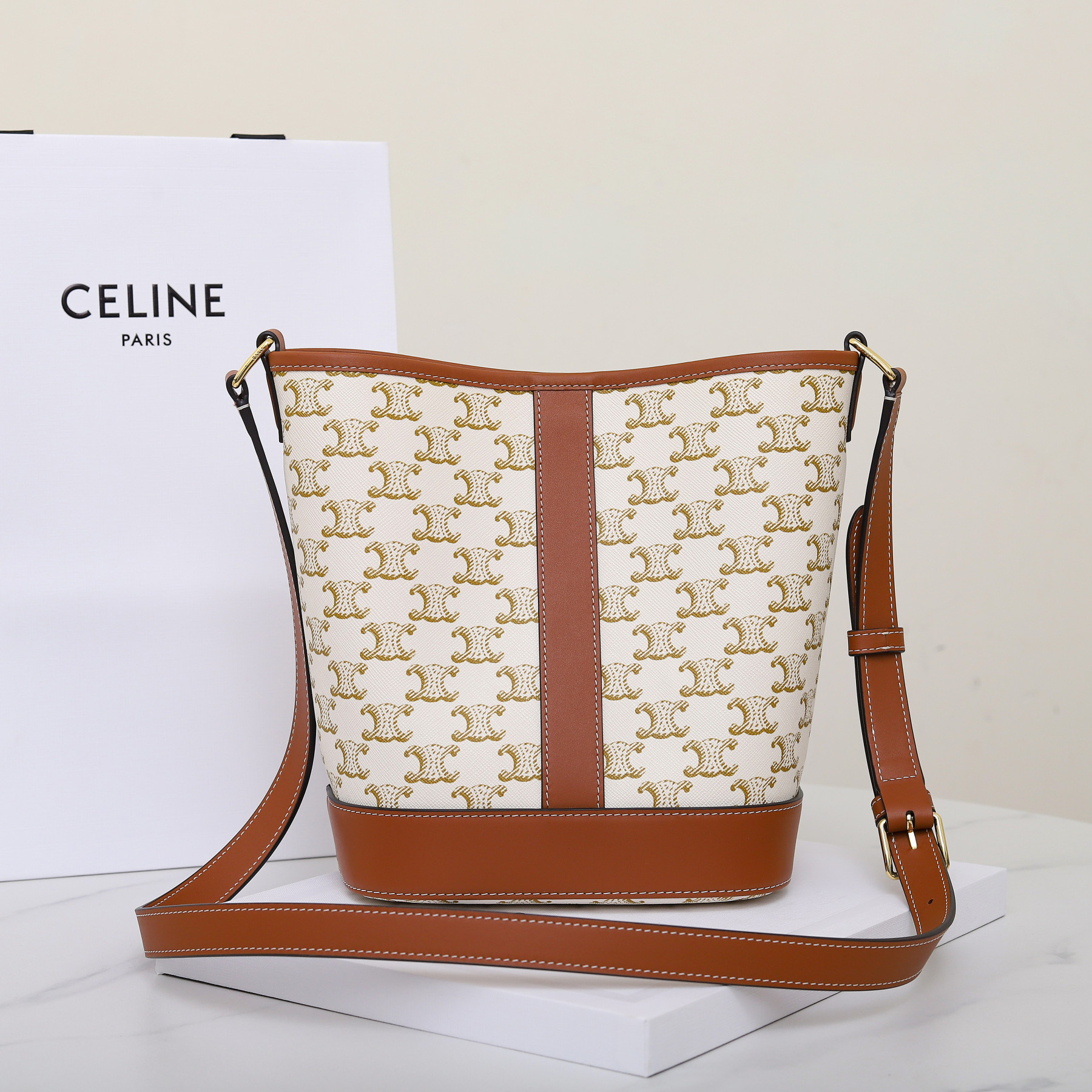Ce1i*e SMALL BUCKET IN TRIOMPHE CANVAS AND CALFSKIN 191442 30x22x13cm