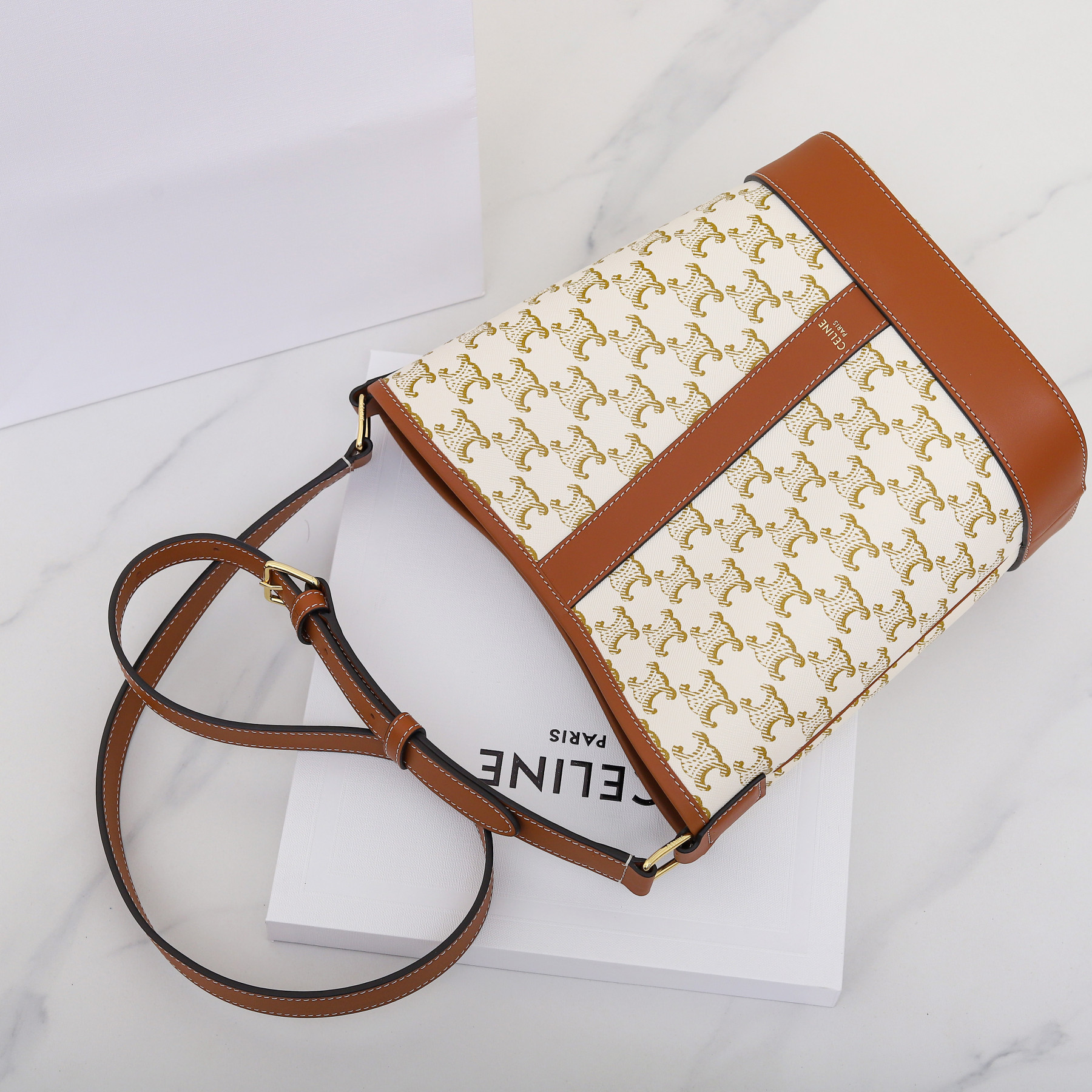 Ce1i*e SMALL BUCKET IN TRIOMPHE CANVAS AND CALFSKIN 191442 30x22x13cm
