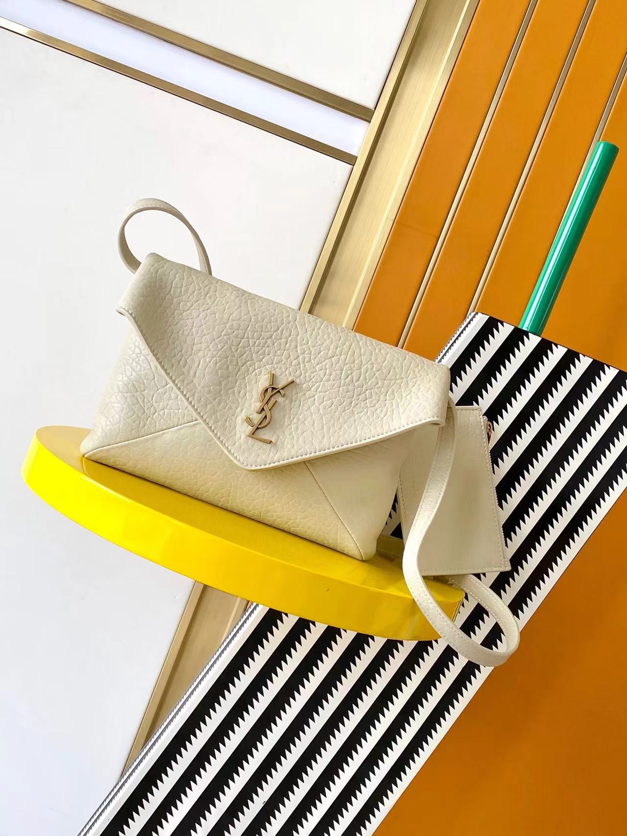 Y51 Cassandra envelope messenger in lambskin 23x16.5x6CM