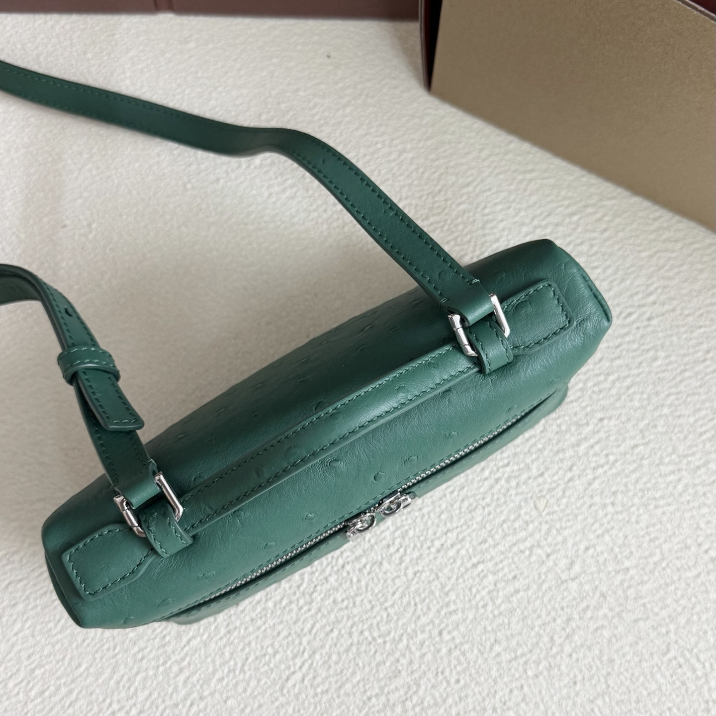 L0r0 P1ana Extra Pocket L19 Ostrich-grained Leather 11 x 19 x 6.5 cm