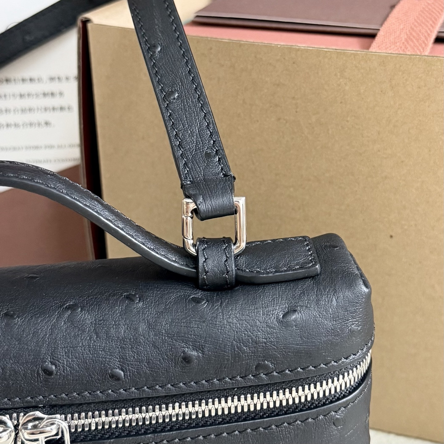 L0r0 P1ana Extra Pocket L19 Ostrich-grained Leather 11 x 19 x 6.5 cm