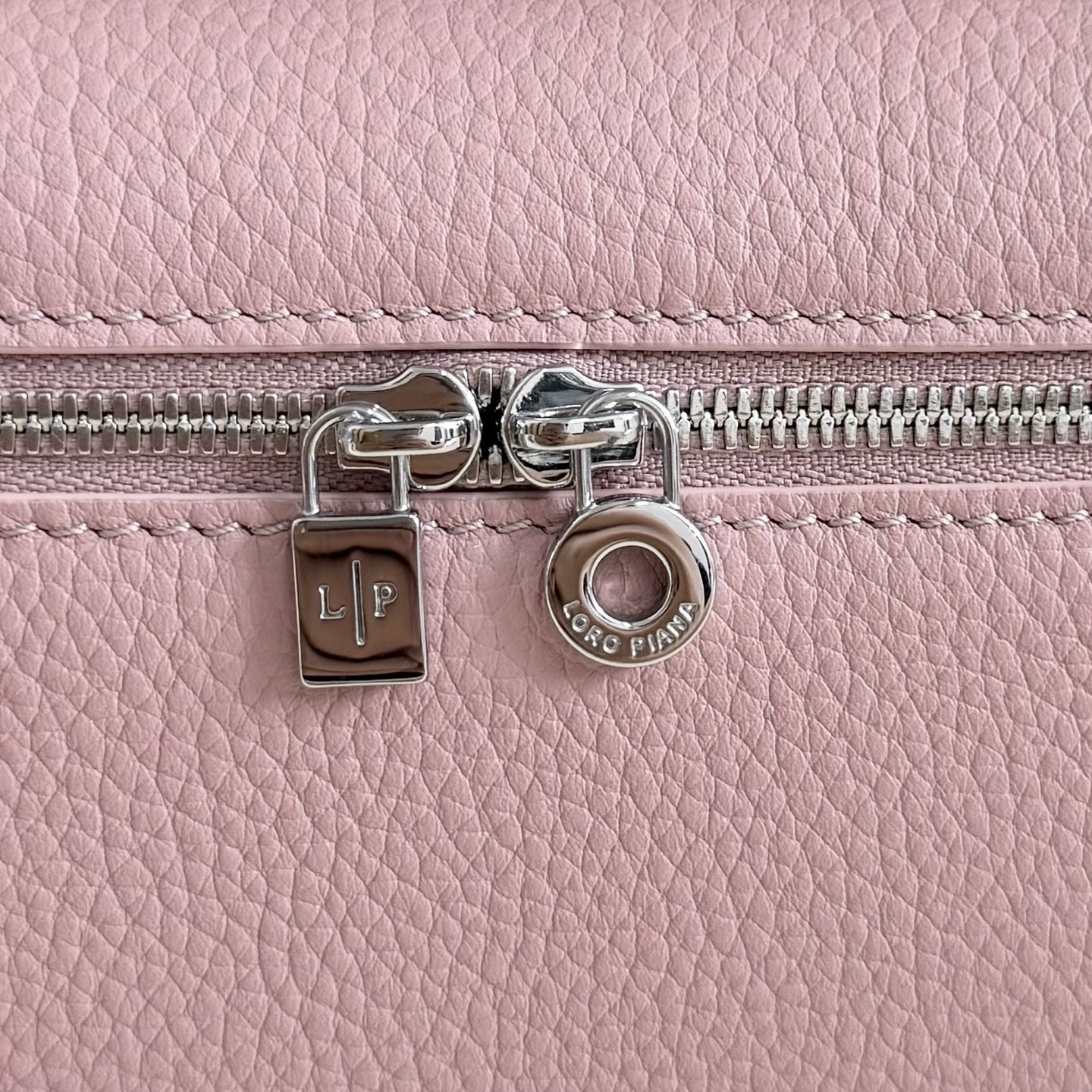 L0r0 P1ana Extra Pocket L19 Grained Calfskin 11 x 19 x 6.5 cm