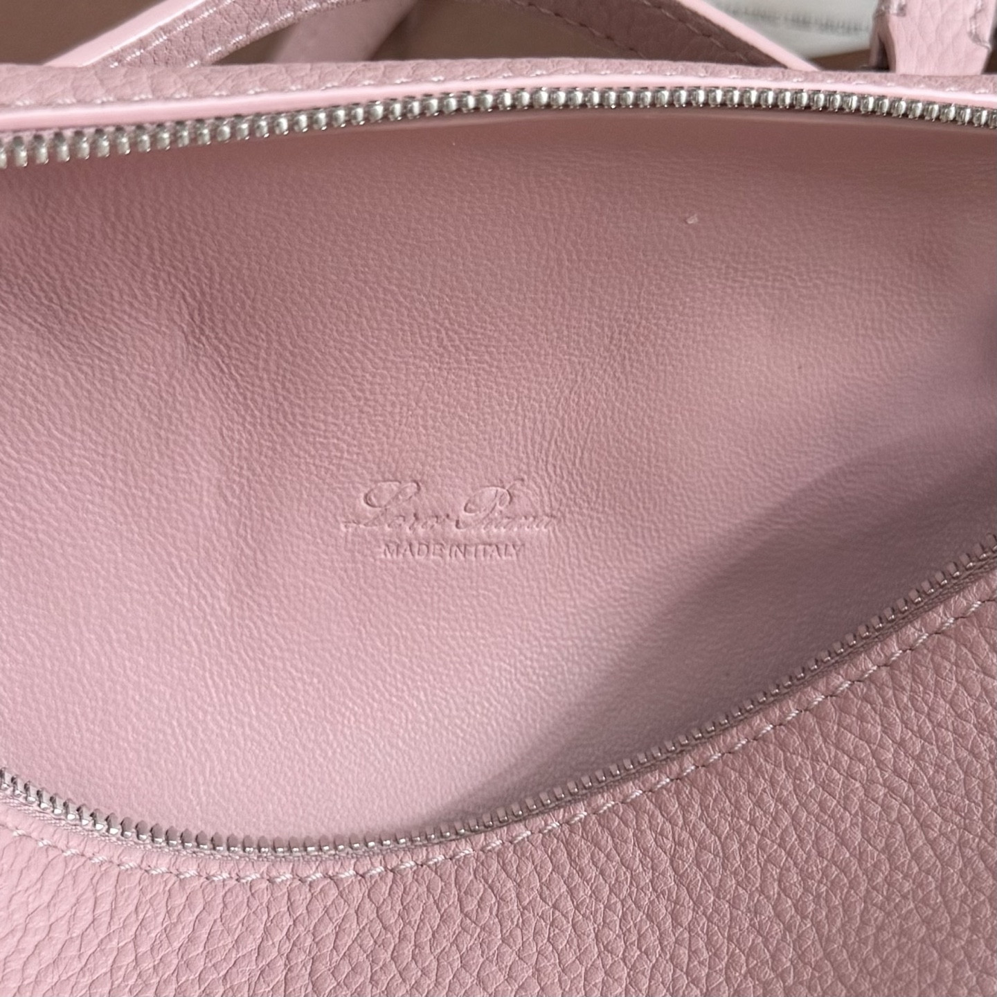 L0r0 P1ana Extra Pocket L19 Grained Calfskin 11 x 19 x 6.5 cm